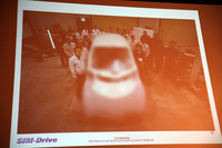 すでに開発中の第1号は2011年3月29日にお披露目される予定。今回の発表会場では、ぼかしを入れた写真が公開された。