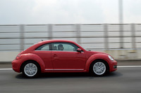 初代「ビートル」を彷彿（ほうふつ）とさせるデザインの「ザ・ビートル」。低く長くなったボンネット、フロントウィンドウの位置は後方に移り、後ろに伸びたルーフラインがその特徴。