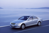 【スペック】 S550：全長×全幅×全高＝5075×1870×1485mm／ホイールベース＝3035mm／車重＝1950kg／駆動方式＝FR／5.5リッター V8DOHC32バルブ（387ps/6000rpm、54.0kgm/2800-4800rpm）／価格＝1270.0万円
    （写真は欧州モデル）