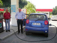 ディーゼル車から「シボレー・マティスLPG」に換えたファビオさん(右)。左はティータおじさん。