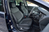 「3008アリュール」の前席。シート地は、ブラックのファブリックとテップレザーのコンビとなる。