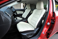 Lパッケージに標準装備されるパーフォレーションレザーのシート。運転席と助手席には電動調整機構やシートヒーターも備わっている。