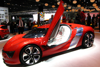 「ルノー・デジール」（2010年）。ミドシップレイアウトの2シーターEVクーペ。ルノーは今回、過去の3台のコンセプトカーも併せて展示した。