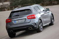 
    「GLA250 4MATIC」（写真）の0-100km/h加速タイムは7.1秒。最高速度は230km/h。
    