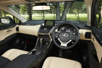 「ホワイトオーカー」という白系色のインテリア。グレードによって選べる専用色も含め、「NX」には計9色のインテリアカラーが用意される。写真は「NX300h“バージョンL”」のもの。
    