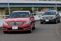 前をゆくテスト車の「C200」（セダン）は、セットオプションの「AMGスポーツパッケージ」を装備。これには、前後のスポイラーや18インチアルミホイール、パドルシフト、スポーツシートなどが含まれる。