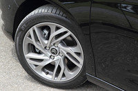 17インチアロイホイールを装着。タイヤサイズは前後とも225/45R17。