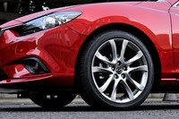 タイヤサイズはセダン、ワゴンともに「20S」が225/55R17、その他のグレードが225/45R19。「25S」と「XD」の Lパッケージには、高輝度塗装のアルミホイールが用意される。