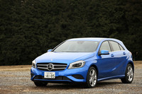 標準モデルの「A180」。テスト車にはバイキセノンヘッドライトやLEDポジショニングライト、パークトロニック、アクティブパーキングアシストなどがセットになったバリューパッケージがオプションで装備されていた。