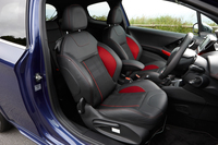 「208GTi」の室内。シート生地にはナッパレザーとファブリックが用いられる。