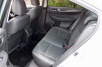 後席の様子。写真は本革仕様の「レガシィB4 リミテッド」のもの。