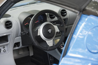 前進・後退の切り替えがボタン式に置き換えられていること以外、操作系は一般のクルマと変わらない。