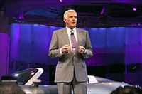 昨年夏から新たにGM北米最高責任者になったボブ・ルッツ自らソルティスで登場する。