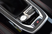 センターコンソールには、エンジンの始動ボタンやスポーツモードの選択スイッチが並ぶ。パーキングブレーキは電動式。