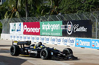 【写真上】初タイトルに喜ぶ29歳のブラジル人、クリスチアーノ・ダ・マッタ（表彰台中央）とチームクルーたち【写真下】舞台は、マイアミのダウンタウンに位置するビスケイン湾に面したベイフロント公園内の特設コース。CARTは初開催となる。マイアミは、アメリカでのダ・マッタのホームタウン。No.6の黒いローラ・シャシーは、“準”地元で今シーズン7回目の勝利を飾った