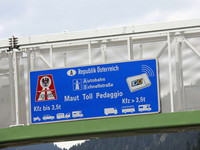 イタリアからオーストリアに向かう途中、「この先ヴィニェット必要」を促す標識。