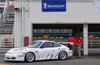 こちらは、ワンメイクレース仕様のカップカー。あたりまえだが、完全なレースカーなので、ロールゲージや消火器はもちろん、エアジャッキなどを搭載。タイヤはミシュランのスリックを装着していた。