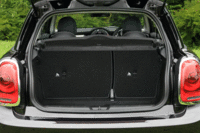 従来モデルより大幅に容量が拡大したラゲッジルーム。（写真をクリックすると、シートの倒れる様子が見られます）
    