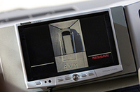 アラウンドビューモニターの車内画面。各カメラの画像を補整し合体させることで、あたかもクルマを上から見ているように俯瞰できる。