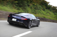 8段“タッチトロニック”ATは130ミリ秒という素早いシフトスピードを誇るのが自慢。シフトダウン・パドルを引いたままにすると、その時点で選択可能な最も低いギアまで一気に“マルチ・シフトダウン”される。