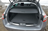 荷室の様子。ラゲッジスペースとキャビンを分かつラゲッジセパレーションネットや、トノカバーは標準で備わる。（写真をクリックすると荷室のアレンジが見られます）