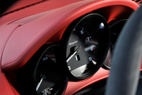 メーターまわりでは、エンジン回転計の文字盤に「Spyder」のロゴがあしらわれる。