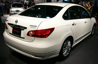 新しい「ブルーバード・シルフィ」にもAXISブランドが。本革パワーシートを装備して、241万5000円。