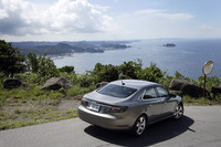 ホイールは、上級モデル「エアロ」が19インチなのに対し、「ベクター」は2インチ小さい17インチで、タイヤサイズは225/55R17。