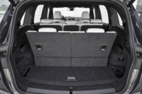 ラゲッジスペースの容量は560～1820リッター（7人乗り仕様の場合）。3列目シートはフロア下に収納され、フロアはほぼフラットになる。（クリックするとシートが倒れる様子が見られます）