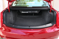 トランクルームにはゴルフバッグを縦に4本積むことが可能。後席は6：4の分割可倒式だ。（クリックすると、シートの倒れる様子が見られます）
    