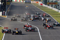 スタートで出だしが鈍かったポールシッターのベッテル（先頭）に、2番グリッドのバトン（向かって左）が接近。ベッテルはバトンに幅寄せするようなラインを取り、バトンはダートに車輪を落とし接触を回避。表彰式前、この出来事について2人のドライバーが意見交換するシーンが国際映像に流れた。（Photo=Red Bull Racing）