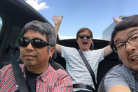 “流し撮り名人”池之平カメラマン（写真左）と一緒に。「DS 3カブリオ」はおっさん3人で乗っても楽しい。