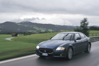 新バンパーによって前後オーバーハングがわずかに伸びてサイズは5097×1896×1438mmとなった。