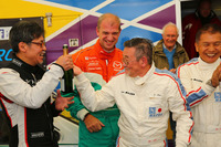 完走を祝うジェントルマンレーサーたち。夢を果たした加藤さんは、早くも次の計画を練っているそうだ。