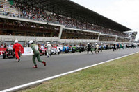 有名な「ルマン式スタート」も再現。ドライバーがコース反対側から駆けよってマシンに乗り込む。