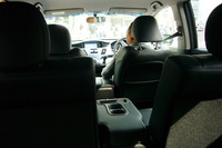 3列目から。シートバックを兼ねる肘掛けを倒せば、A3用紙程度、視界が広がる。