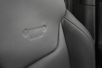 シートの背もたれには、ジープのフロントマスクを模したマークがエンボス加工であしらわれている。