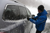 試乗の合間を縫って、窓にこびりついた雪や氷をかき落とすスタッフ。みなさんお疲れさまでした。