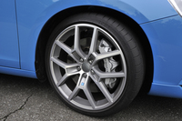 タイヤサイズは前後とも245/35ZR20。フロントブレーキにはブレンボ製の6ピストンキャリパーがおごられる。