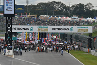 レース前のパドック。今年の鈴鹿1000kmは、比較的涼しいウエットコンディションで争われることとなった。
    