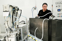 ランボルギーニはカーボンファイバーの造形や生産方法を研究する部署として、2010年に「アドバンスト・コンポジット・リサーチ・センター（ACRC）」をサンタガタ・ボロネーゼの本社内に開設した。