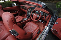 従来型に比べて、レザーシートのタッチが少し柔らかくなっている。また、シート自体も少し薄く、軽くなったという。