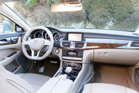 テスト車は、インストゥルメントパネルにウォールナットブラウンウッドトリムが装着されていた。同グレードのセンターコンソールトリムは、全車ブラックピアノラッカーウッドとなる。