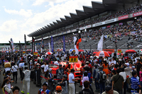 晴天に恵まれた富士スピードウェイ。8月の暑さにも負けず、多くのファンが詰めかけた。