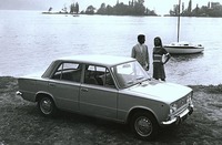 「VAZ-2103」
    ソ連の自動車会社アフトワズが1970年代から80年代にかけて生産していたコンパクトセダン。「フィアット124」のOEMで、ソ連と東欧で販売された。後に「ラーダ1500」の名で西欧諸国にも輸出されている。写真はベースとなった「フィアット124スペシャル」。
    