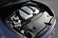 3.5リッターガソリンエンジンとモーターが縦に連結されるパワーユニット。エンジンは当初既存の3.7リッターが検討されたものの、パワーと燃費の折り合いを考え、3.5リッターに落ち着いたという。