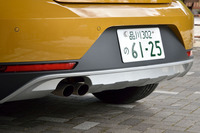 リアバンパー下部には、リアアンダーガードが装着される。エキゾーストパイプは、左寄せの2本出し。