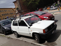 屋根にモノを載せられるよう、ルーフレールにバーを追加した「パンダ」はワンサカ。