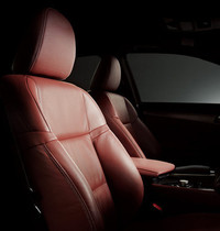 スポーティーな形状のシートが採用される「GS350“F SPORT”」のインテリア。