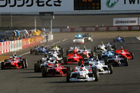 スタートシーン。ポールスタートの小暮卓史は、ポジションをキープ。チームメイトのロイック・デュバルはクラッチトラブルで後退。4番手スタートのブノワ・トレルイエが2番手にジャンプアップしてきた。
